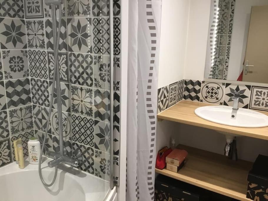 Appartement Tres Lumineux Egat Екстер'єр фото