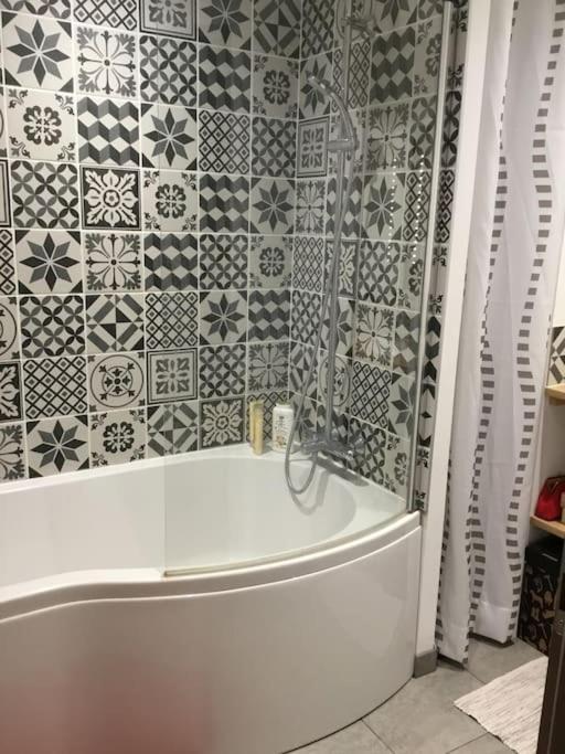 Appartement Tres Lumineux Egat Екстер'єр фото